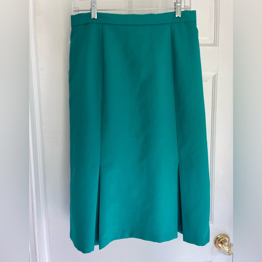 Size 12 cute green skirt with kick pleats